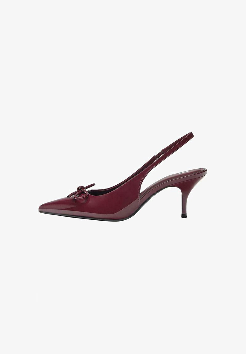 Burgundska lakirana slingback peta s špičastim nosom, zavojem na prednjem delu in tankim stiletto peto. Gladek, sijajen finiš.