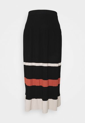 Zwarte geribbelde gebreide midi-rok met brede beige en roestkleurige horizontale strepen vlak bij de zoom en een aangesloten hoge tailleband.