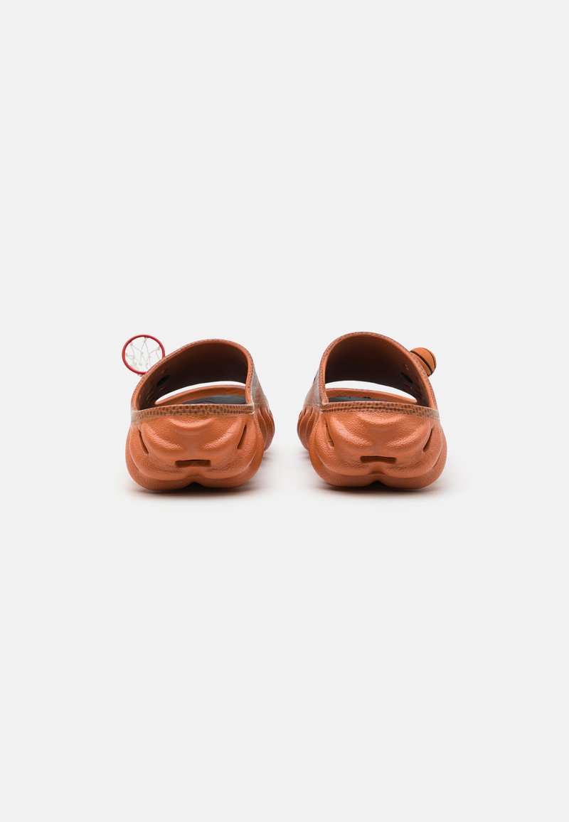Crocs NBA ECHO SLIDE UNISEX - Pool slides - sienna/orange  display picture 3