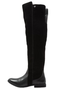 Stivali neri alti con una combinazione di camoscio e pelle, caratterizzati da un design elegante, punta rotonda e suola piatta con un discreto dettaglio di cucitura.