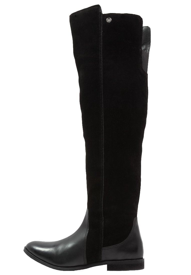 Stivali neri alti con una combinazione di camoscio e pelle, caratterizzati da un design elegante, punta rotonda e suola piatta con un discreto dettaglio di cucitura.