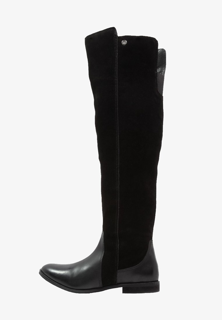 Stivali neri alti con una combinazione di camoscio e pelle, caratterizzati da un design elegante, punta rotonda e suola piatta con un discreto dettaglio di cucitura.