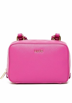 Sac bandoulière rectangulaire rose vif avec surface texturée, fermeture éclair et ferrures dorées, et logo "LIU·JO" au centre devant.