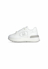 Zapatilla deportiva blanca con parte superior sintética suave, detalles perforados, puntera redonda y un acento gris en el talón. Presenta cordones planos.