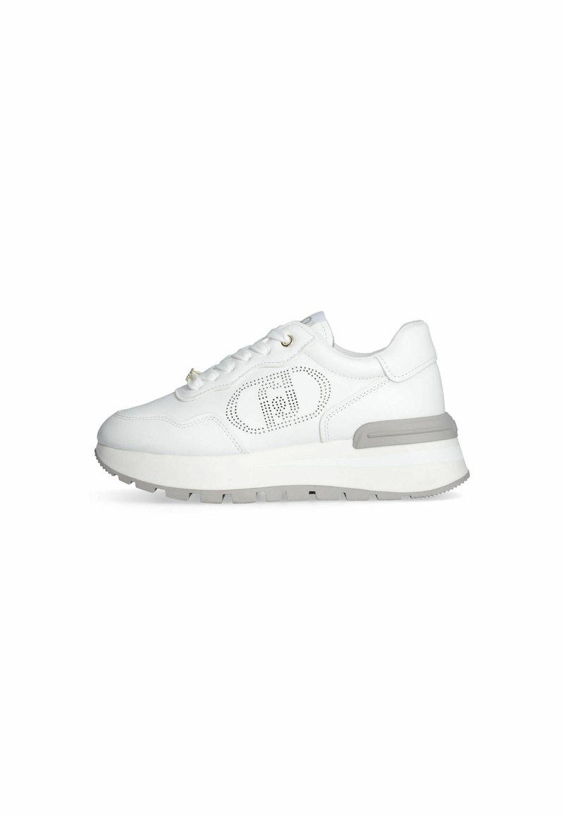 Zapatilla deportiva blanca con parte superior sintética suave, detalles perforados, puntera redonda y un acento gris en el talón. Presenta cordones planos.