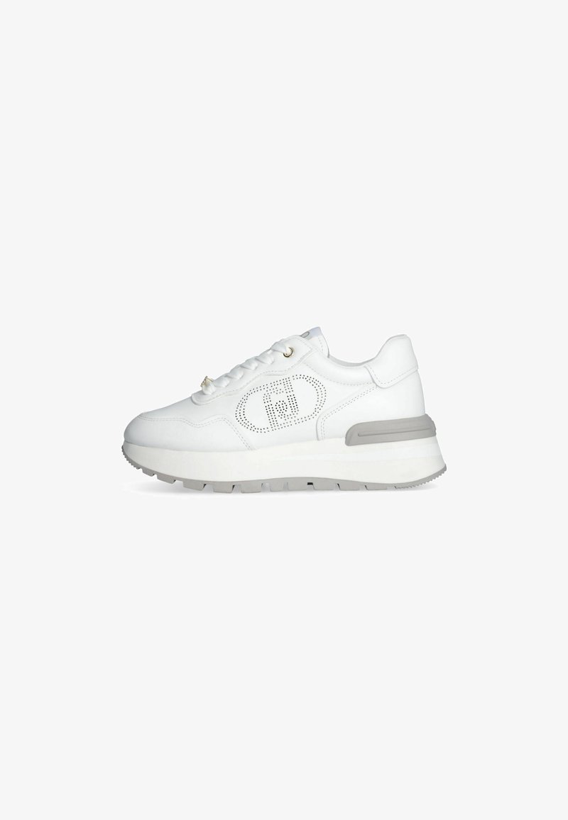 Baskets de sport blanches avec une tige synthétique lisse, des détails perforés, un bout rond et un accent gris au niveau du talon. Elles présentent des lacets plats.