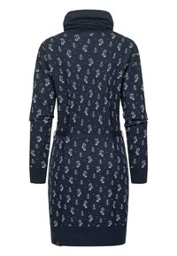 Tamsiai mėlyna megzta suknelė su baltiems jūros arkliais ir inkarais dekoruotu raštu, su apykakle, ilgomis rankovėmis ir liemens diržu. Minkšta tekstūra.