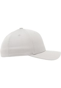 Grå baseballcap med en strukturert profil, flat skygge og seks ventilasjonsøyler. Laget av lett stoff med synlige sømmer.