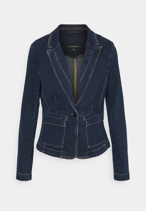 Mørkeblå denimblazer med enkelt knaplukning, hakkede revers, lange ærmer og to forlommer med klap.