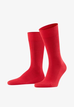 Rote Baumwollcrew-Socken mit glatter Textur und geripptem Bund. Bieten eine bequeme Passform sowie verstärkte Fersen- und Zehenbereiche.