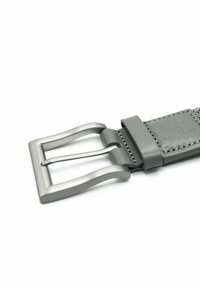 Grauer Ledergurt mit einer matten silbernen Metallschnalle in rechteckiger Form und einem Doppelstangen-Design. Nähte sind sichtbar.