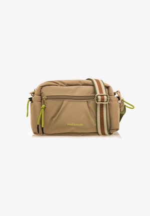 Bolso cruzado de nylon beige con superficie texturizada, un bolsillo con cremallera en la parte delantera y una correa a rayas en verde, marrón y crema. Acentos de hardware dorado.