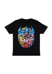 Sort bomulds t-shirt med et farverigt grafik af fem actionfigurer i livlige dragter mod en baggrund i glasmaleri-stil.