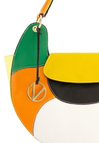 Farverig lædertaske med en blanding af grøn, gul, orange, sort og hvide paneler. Har guld hardware og et logo charm.