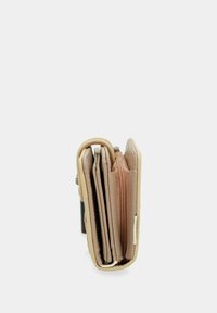Portafoglio con design verticale, realizzato in materiale esterno nero, scomparti interni beige, diversi slot per carte e una tasca con zip.