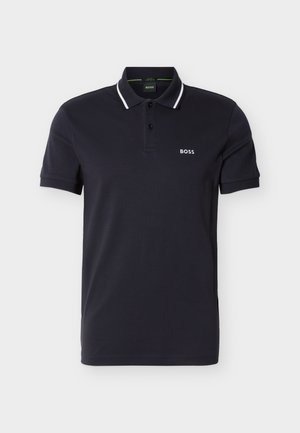 Sort kortærmet polo med hvidspidskrave, to-knaps placket og lille hvid "BOSS"-logo på venstre bryst.