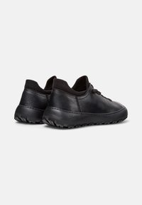 Sneaker in pelle nera con finitura testurizzata, caratterizzate da una forma arrotondata, colletto elasticizzato e suola in gomma nera rigata.