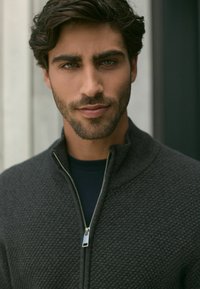 Next TEXTURED THROUGH - Cardigan - charcoal grey