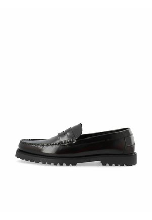 Mocassin en cuir noir avec des détails cousus et une semelle épaisse en caoutchouc, vue latérale sur fond blanc.