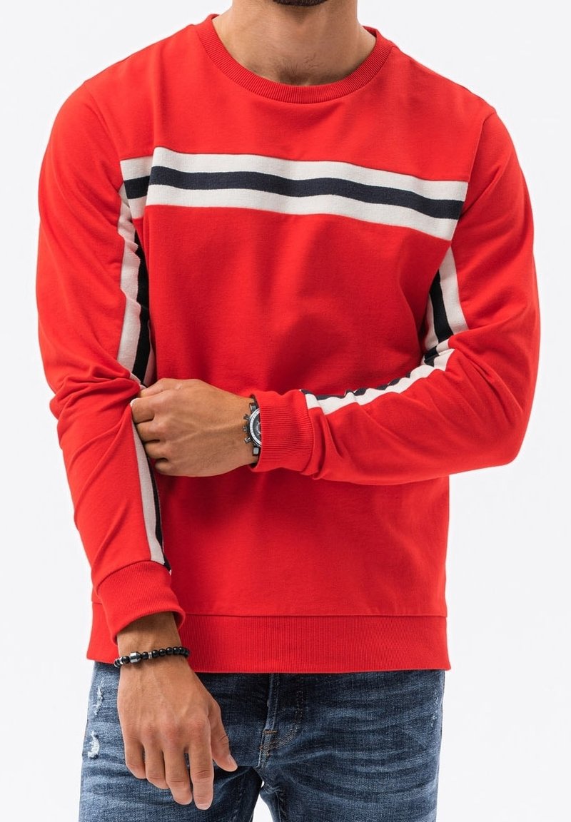Sudadera roja de manga larga, con rayas horizontales en blanco y negro en el pecho, puños acanalados y textura suave.