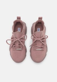 Růžové sportovní tenisky s prodyšným síťovým svrškem, kulatými tkaničkami a texturovanou podrážkou s detailem ve stříbrné barvě.