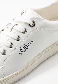 Weiße synthetische Leder-Sneaker mit runder Zehenpartie, flachen Schnürsenkeln, silbernen Ösen und navyfarbenem "s.Oliver"-Logo an der Seite. Hellfarbige Sohle.