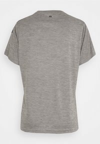 Vista posteriore di una t-shirt a maniche corte di colore grigio chiaro uniforme con piccolo logo nero "XK" vicino al colletto e un sottile motivo a tessuto strutturato.