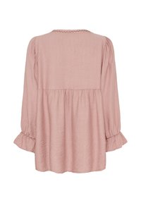 Lyserød, let blouse med lange ærmer, pufferede manchetter og indsamlet talje. Stoffet har en tekstureret finish med dekorativ syning ved halsudskæringen.