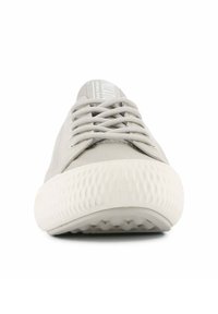 Sneaker grigio chiaro con suola bianca testurizzata, dotata di lacci tondi e materiale superiore liscio. Design minimalista e dettagli del logo sulla linguetta.