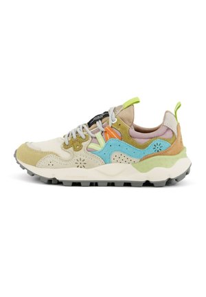 Scarpa da ginnastica colorata con pannelli in camoscio e tessuto beige, blu, verde, arancione e rosa, lacci bianchi e suola nera testurizzata.