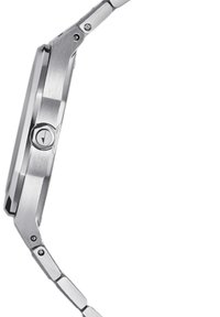 Nerezová oceľová hodinka s obdĺžnikovým ciferníkom, brúseným povrchom a bočným tlačidlom. Remienok má striedajúce sa články pre flexibilitu.