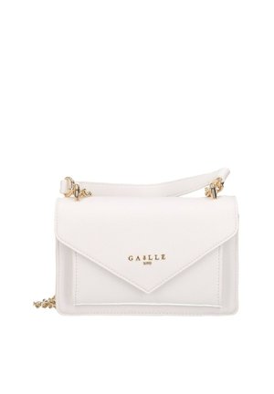 Borsa rettangolare bianca con patta stile busta, tracolla a catena dorata e logo dorato "GAELLE Paris" centrato sulla parte anteriore.