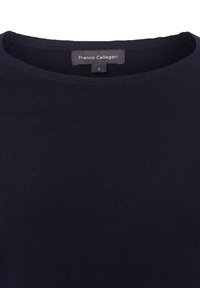 Ciemnoniebieski sweter dzianinowy z okrągłym dekoltem i widocznie oznaczoną metką marki "Franco Callegari", rozmiar mały, wewnątrz kołnierza.