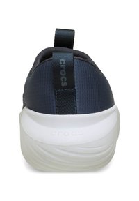 Marineblauer Schuh mit strukturiertem Obermaterial, abgerundetem Absatz und weißer Laufsohle. Verfügt über eine Rückziehschlaufe mit grauem "crocs"-Logo.