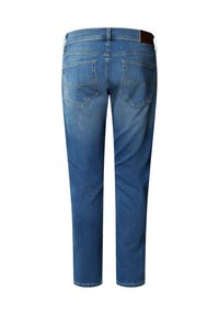 Jeans in denim con un lavaggio azzurro chiaro, vestibilità dritta, cinque tasche e cuciture gialle a contrasto. Panna in pelle marrone sulla vita.