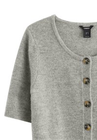 Lys grå sweater med korte ærmer, der har en rund halsudskæring og fem brune knapper foran. Mærket er synligt inden i kraven.