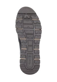 Suela de zapato de goma negra con patrones de textura, ranuras para tracción y logotipo de la marca en el centro. Bordes reforzados para mayor durabilidad.