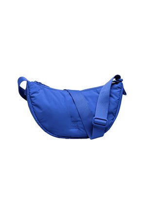 Borsa a spalla blu con una superficie morbida e trapuntata, forma curvata e una larga tracolla regolabile. Presenta una chiusura con zip e un logo in rilievo.