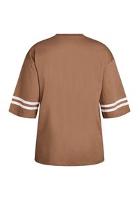 Ohlapna rjava majica s kratkimi rokavi, z dvema belima vodoravnima črtama na vsakem rokavu in klasičnim okroglim izrezom.