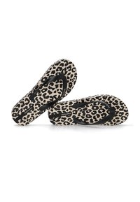 Chanclas con estampado de leopardo con una base beige, acentos negros y suaves correas de goma. Diseñadas para un uso casual. Plantilla texturizada para mayor comodidad.