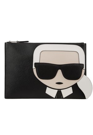 Pochette noire avec un visage graphique présentant des cheveux blancs attachés, des lunettes de soleil noires et un col de chemise blanc. Fermeture éclair sur le bord supérieur.