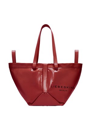 Borsa tote rossa lucida con due manici lunghi, caratterizzata da una base triangolare distintiva e con il nome del marchio in rilievo "LIEBESKIND BERLIN" sulla parte anteriore.