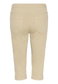 Beige capri-housut, jotka on valmistettu pehmeästä kankaasta ja joissa on kaksi takataskua, suora lahkeiden muotoilu ja ommellut yksityiskohdat saumoissa.