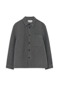 Jachetă din lână gri cu front cu butoane, guler clasic și un singur buzunar pe piept cu o suprafață texturată.