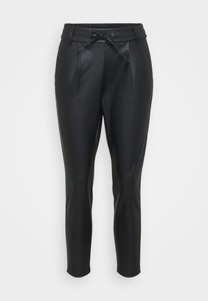 Melna mākslīgās ādas bikses ar elastīgu jostasvietu, priekšējiem krokām un aukliņu aizdarē. Šaurējoša piegriezuma ar gludu tekstūru.