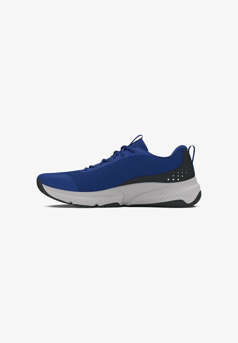 Baskets de sport bleues avec tige en maille, accents noirs, semelle intermédiaire grise rembourrée, semelle en caoutchouc plate, bout rond et lacets contrastants.