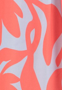 Korallen- und hellblaue gemusterte Stoffe mit abstrakten, blattähnlichen Formen. Das Textil hat ein glattes, leichtes Aussehen.