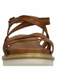 Sandal in pelle marrone con multiple cinghie intrecciate, suola piatta e soletta testurizzata. Presenta una fibbia regolabile sul lato.