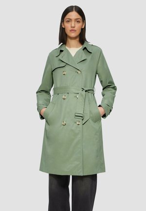 Dubbelzijdige trenchcoat van gedempt groene stof, met een gebeltste taille, grote voorzakken en knoopdetails. Lange mouwen.