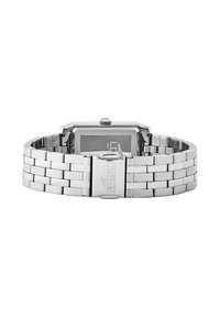 Montre en acier inoxydable argenté avec un cadran rectangulaire, un bracelet métallique et un fermoir gravé. Verre plat et couronne située en haut.